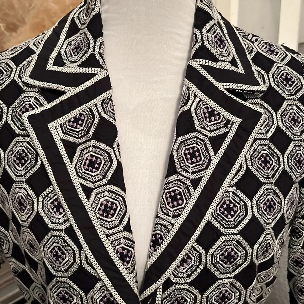 Tahari Calypso Coat Black White Geometric Embroidered Jacket Size Small - Picture 3 of 8
